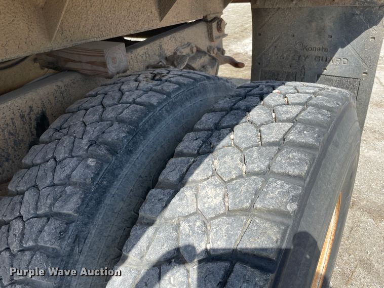 image for item II9356 1995 Ford L8000  dump truck