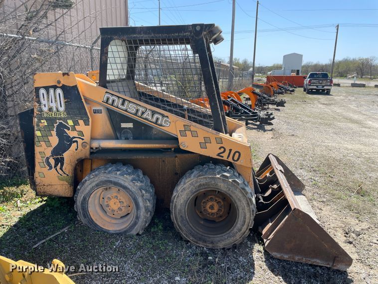 image for item II9365 Mustang 940  skid steer loader