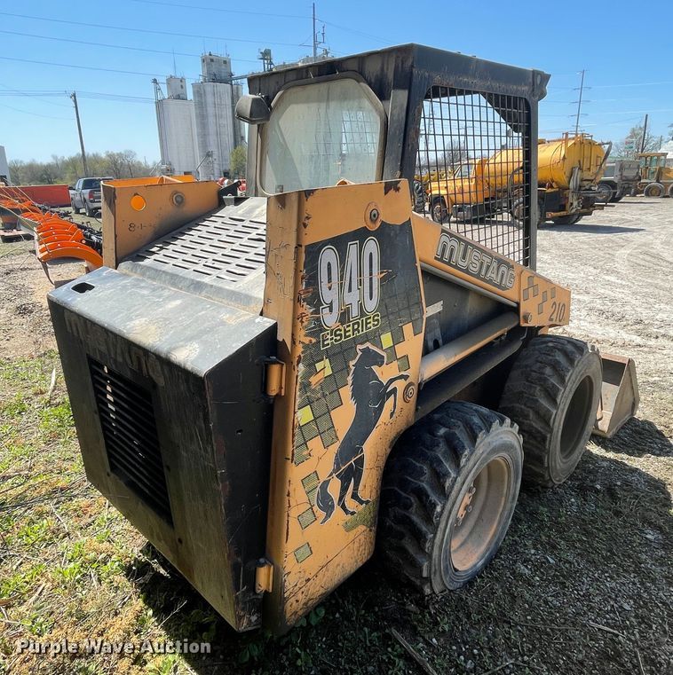 image for item II9365 Mustang 940  skid steer loader