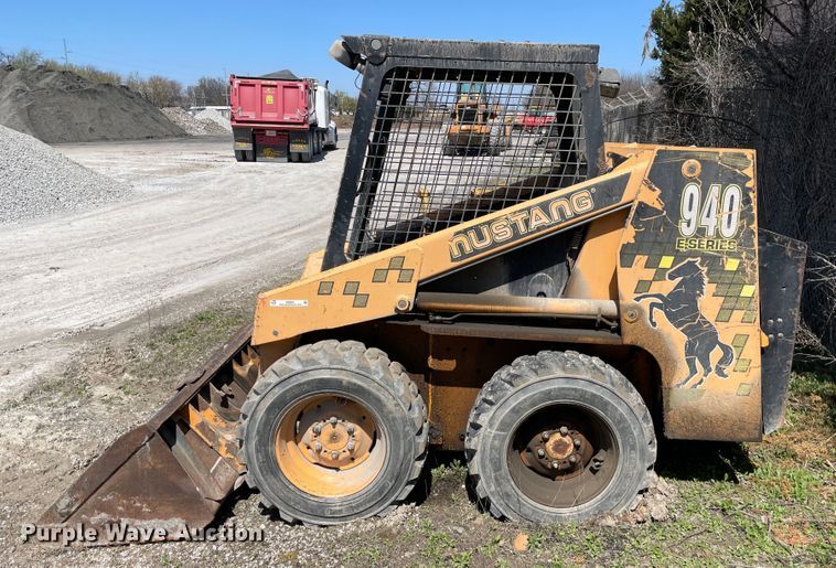 image for item II9365 Mustang 940  skid steer loader