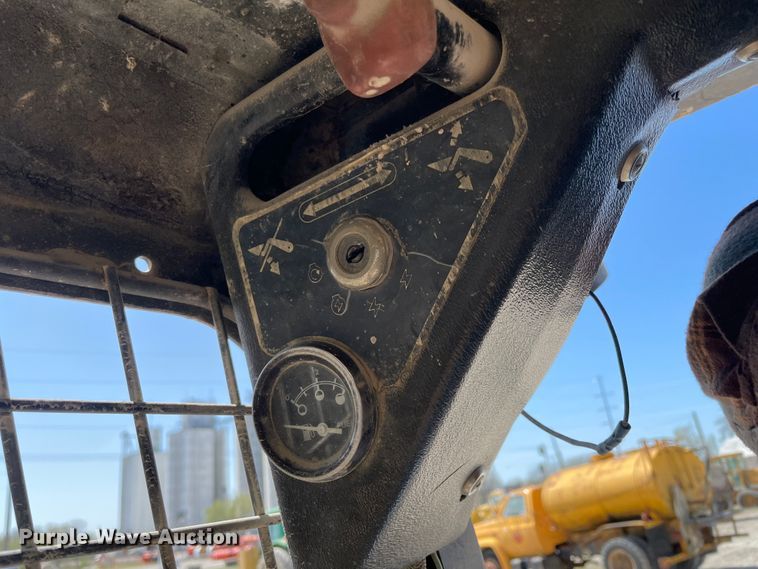 image for item II9365 Mustang 940  skid steer loader