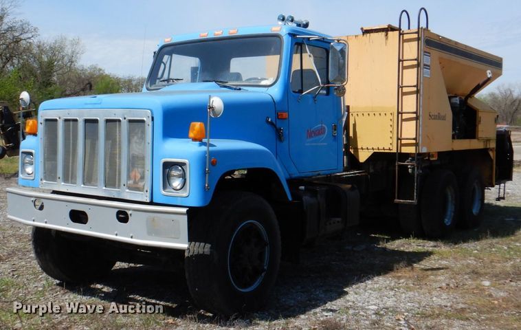 image for item II9943 1990 International F2554  asphalt slurry truck