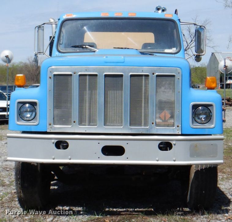 image for item II9943 1990 International F2554  asphalt slurry truck