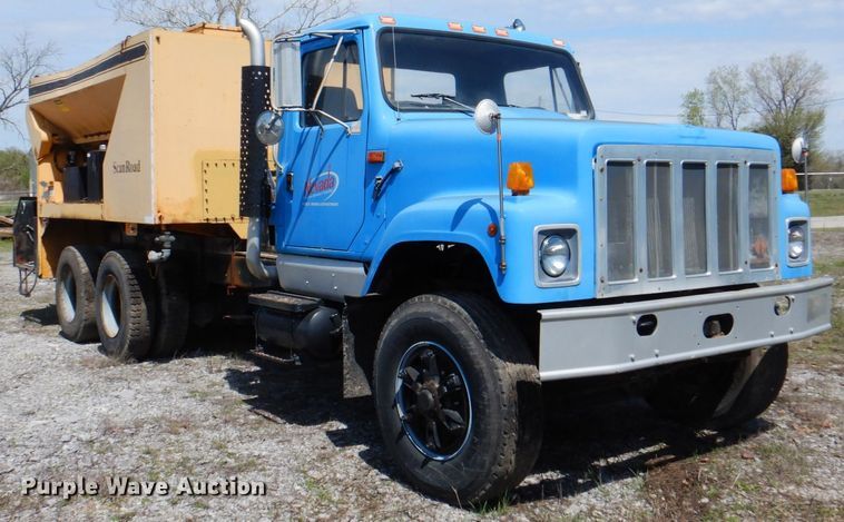 image for item II9943 1990 International F2554  asphalt slurry truck