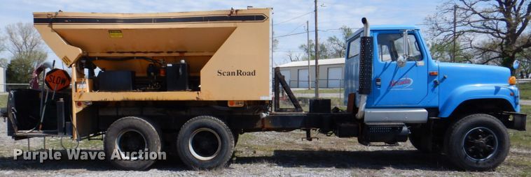 image for item II9943 1990 International F2554  asphalt slurry truck