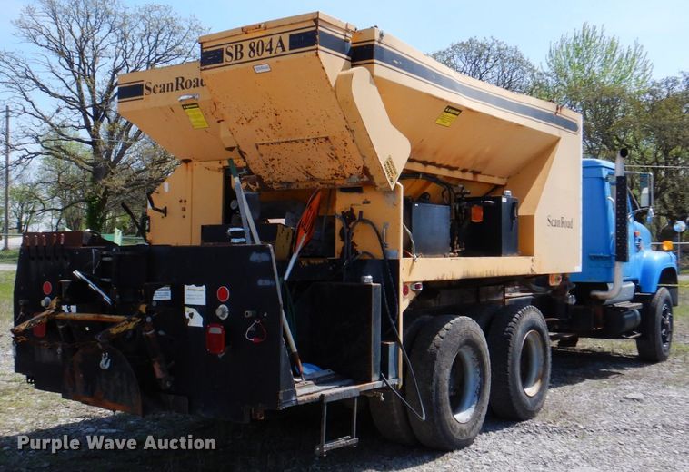 image for item II9943 1990 International F2554  asphalt slurry truck