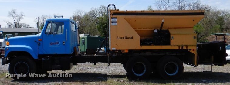 image for item II9943 1990 International F2554  asphalt slurry truck