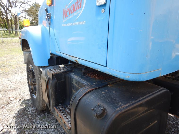 image for item II9943 1990 International F2554  asphalt slurry truck