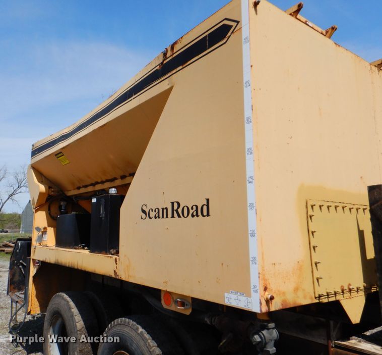 image for item II9943 1990 International F2554  asphalt slurry truck