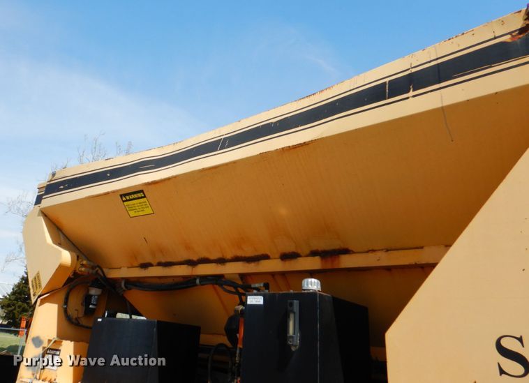 image for item II9943 1990 International F2554  asphalt slurry truck