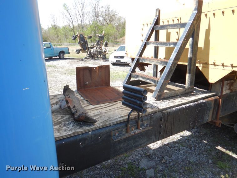 image for item II9943 1990 International F2554  asphalt slurry truck