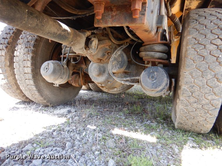 image for item II9943 1990 International F2554  asphalt slurry truck