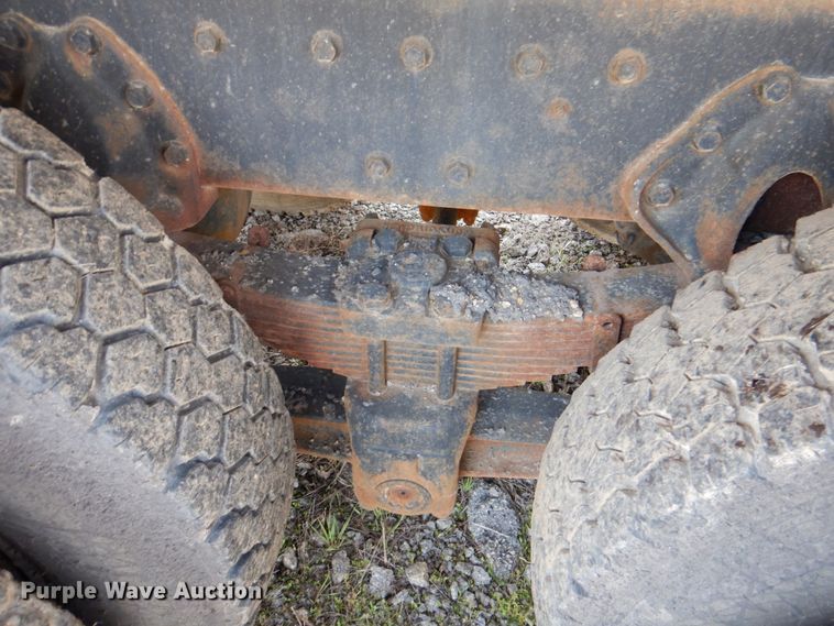 image for item II9943 1990 International F2554  asphalt slurry truck