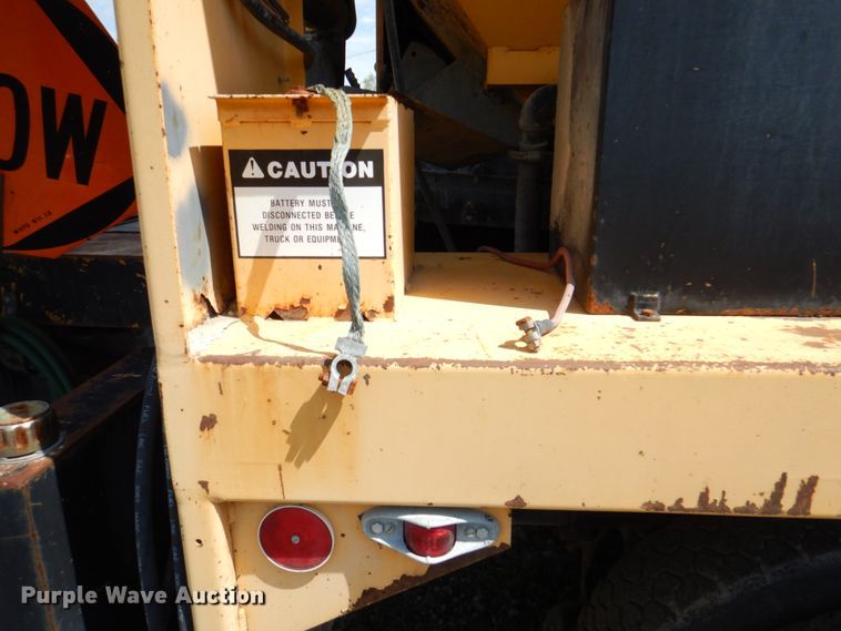 image for item II9943 1990 International F2554  asphalt slurry truck