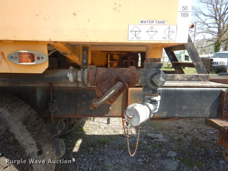 image for item II9943 1990 International F2554  asphalt slurry truck