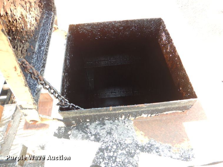 image for item II9943 1990 International F2554  asphalt slurry truck