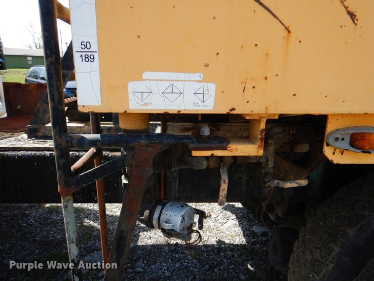 image for item II9943 1990 International F2554  asphalt slurry truck