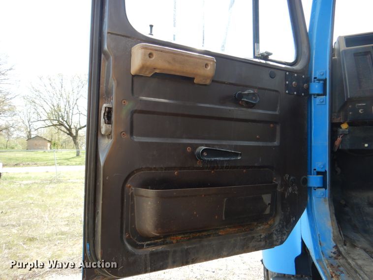 image for item II9943 1990 International F2554  asphalt slurry truck