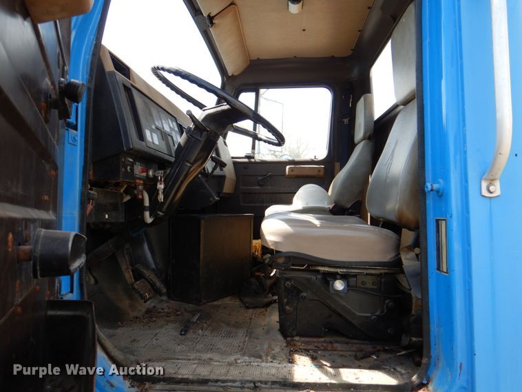 image for item II9943 1990 International F2554  asphalt slurry truck