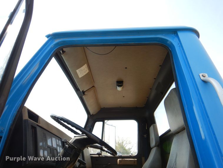 image for item II9943 1990 International F2554  asphalt slurry truck