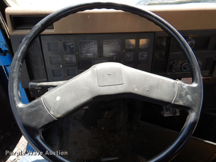 image for item II9943 1990 International F2554  asphalt slurry truck