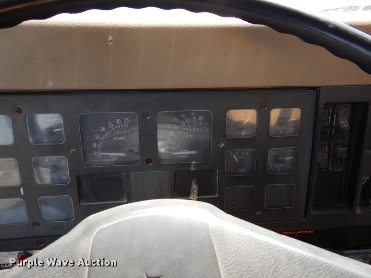 image for item II9943 1990 International F2554  asphalt slurry truck