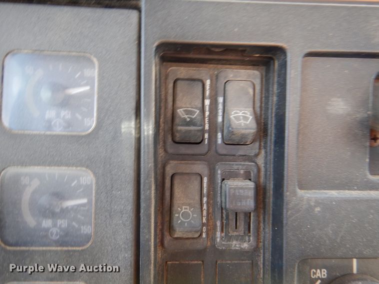 image for item II9943 1990 International F2554  asphalt slurry truck