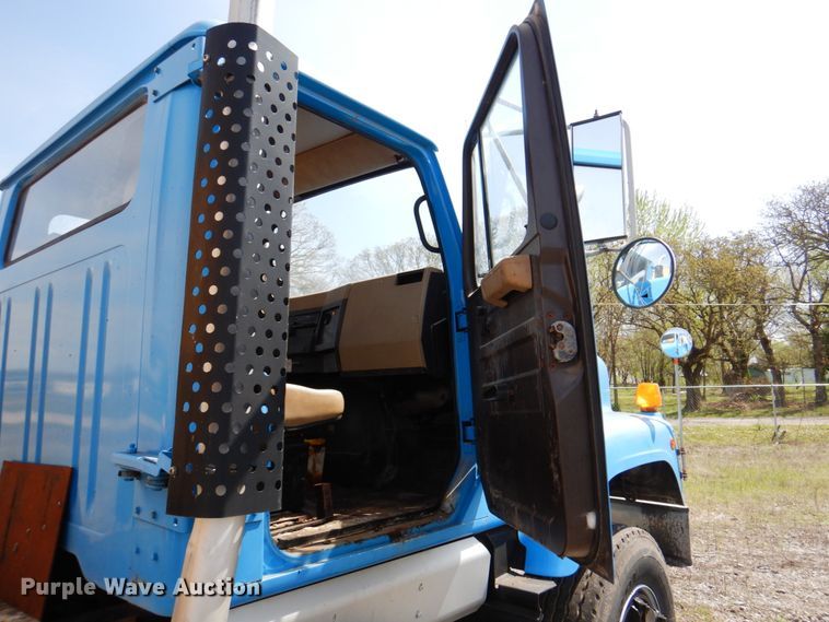 image for item II9943 1990 International F2554  asphalt slurry truck