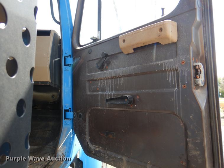 image for item II9943 1990 International F2554  asphalt slurry truck