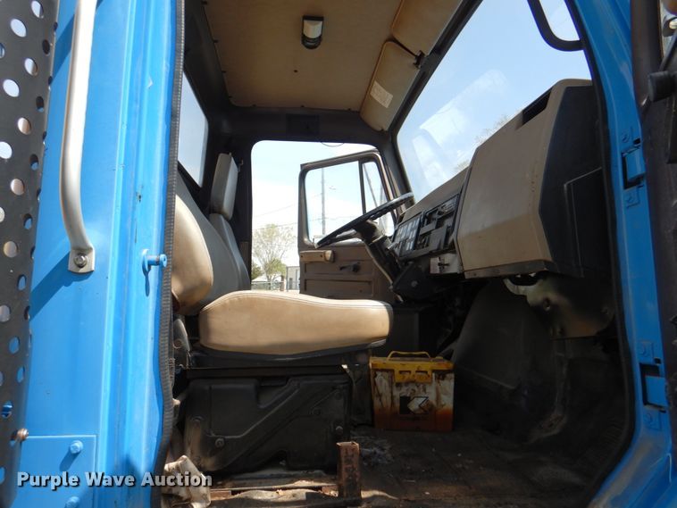 image for item II9943 1990 International F2554  asphalt slurry truck