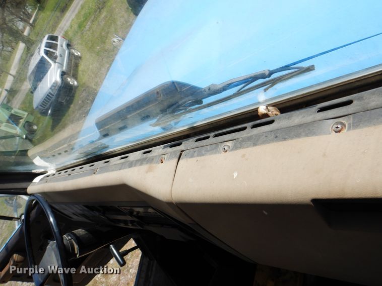 image for item II9943 1990 International F2554  asphalt slurry truck