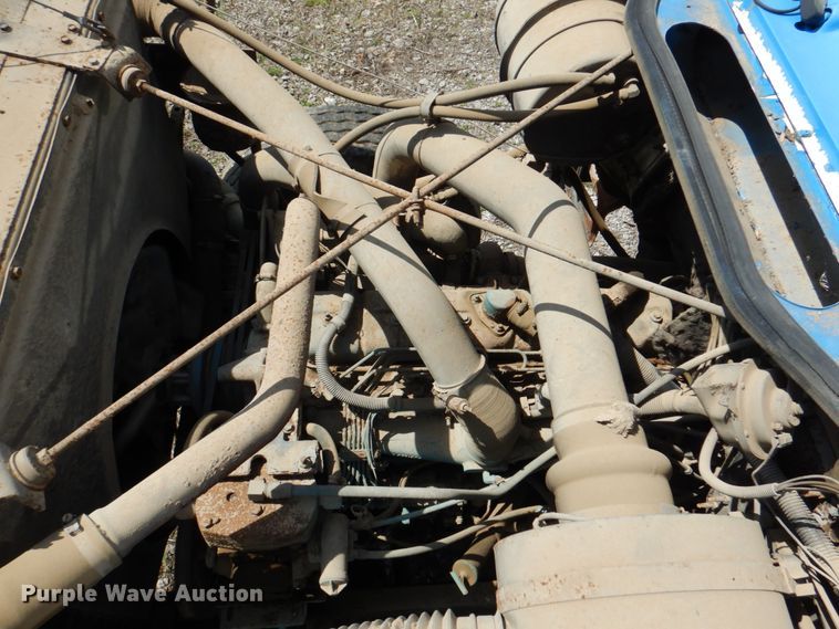 image for item II9943 1990 International F2554  asphalt slurry truck