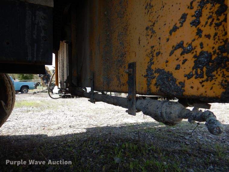 image for item II9943 1990 International F2554  asphalt slurry truck