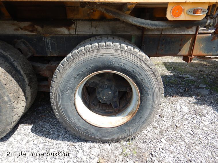 image for item II9943 1990 International F2554  asphalt slurry truck