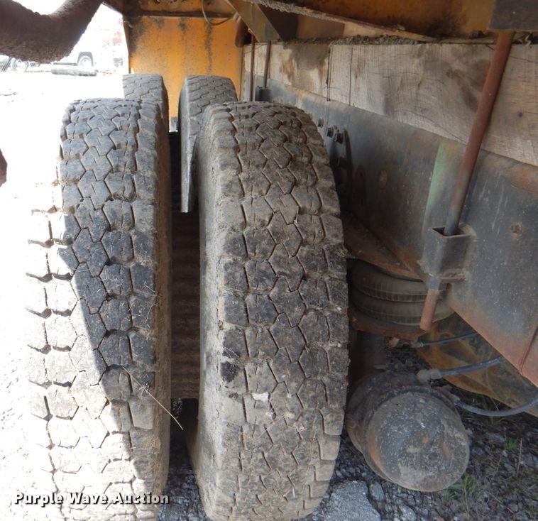 image for item II9943 1990 International F2554  asphalt slurry truck