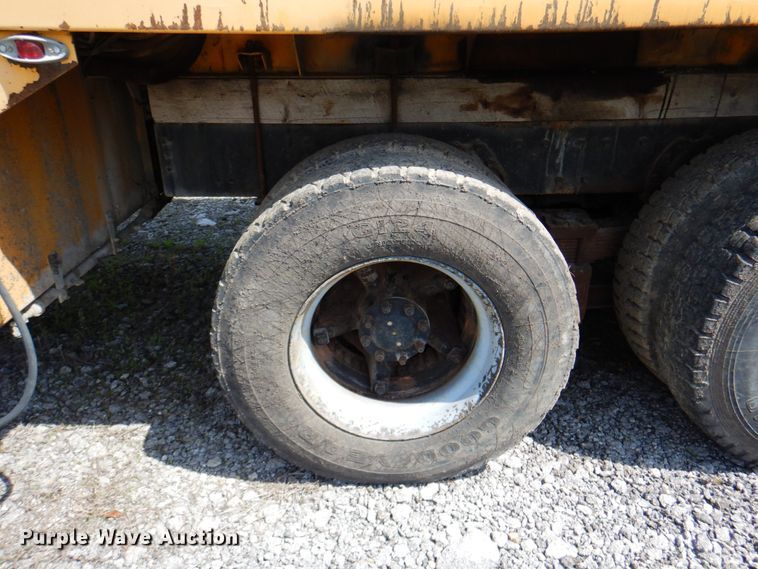 image for item II9943 1990 International F2554  asphalt slurry truck