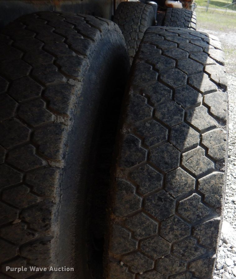 image for item II9943 1990 International F2554  asphalt slurry truck