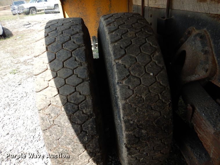 image for item II9943 1990 International F2554  asphalt slurry truck