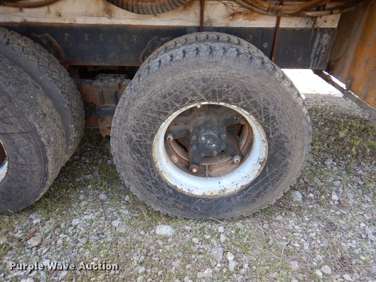 image for item II9943 1990 International F2554  asphalt slurry truck