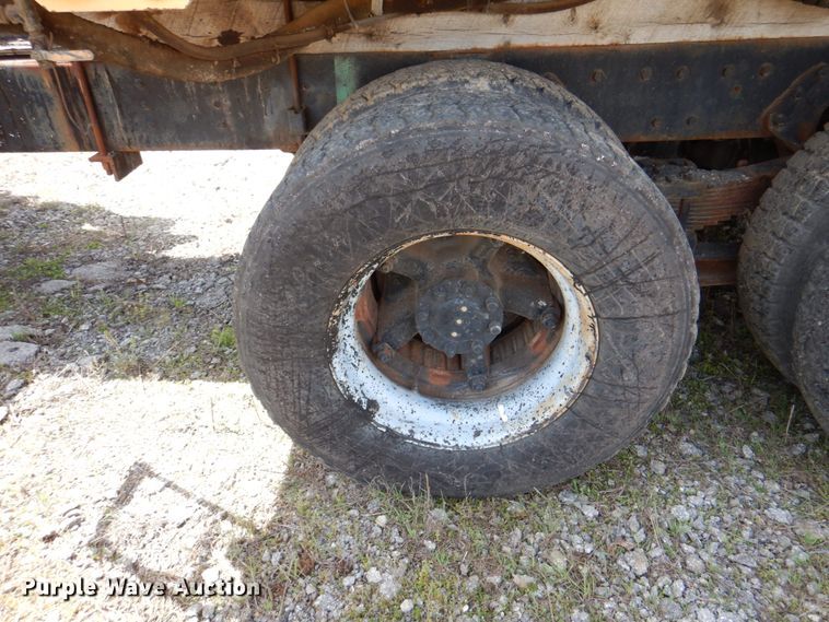 image for item II9943 1990 International F2554  asphalt slurry truck