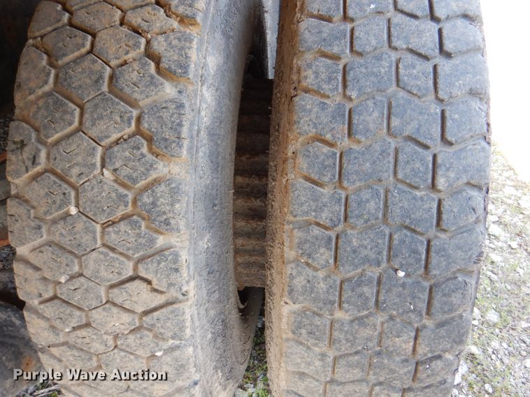 image for item II9943 1990 International F2554  asphalt slurry truck