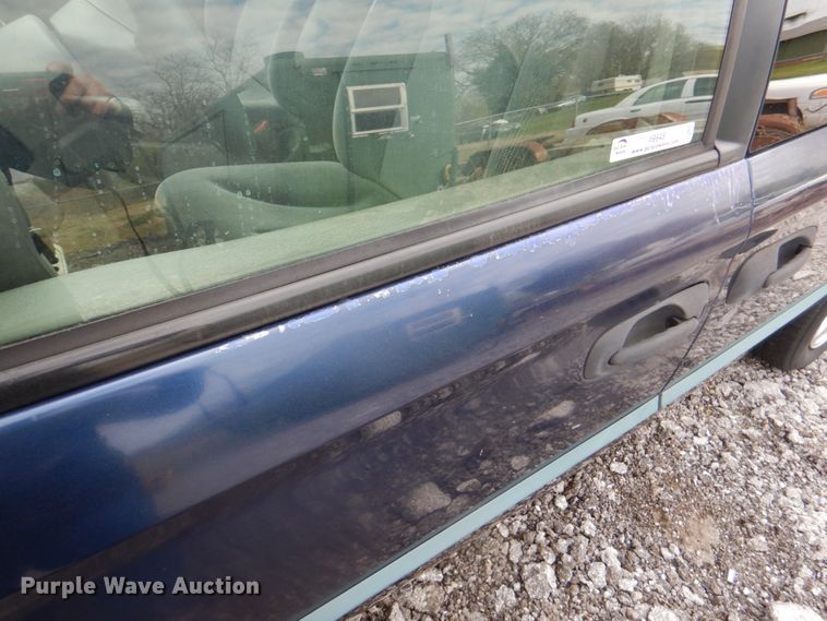 image for item II9945 2002 Dodge Caravan  van