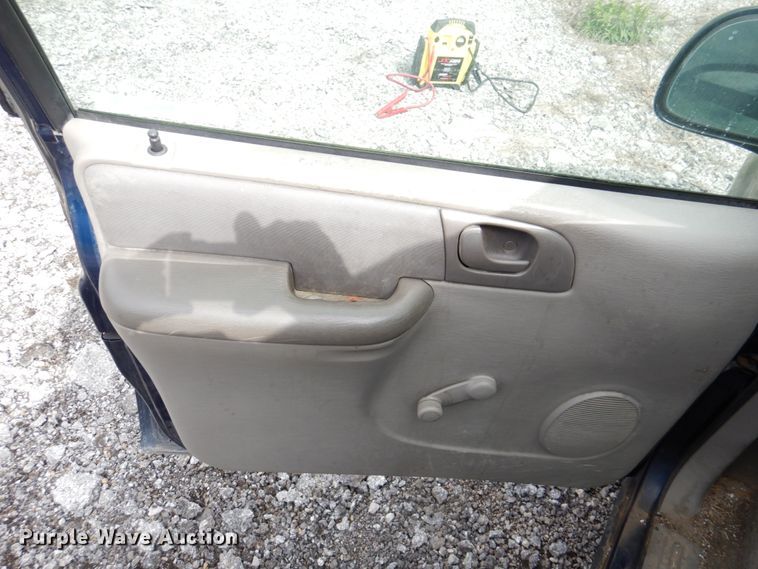 image for item II9945 2002 Dodge Caravan  van