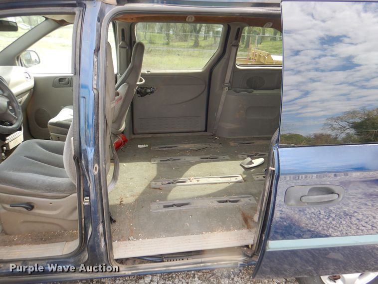 image for item II9945 2002 Dodge Caravan  van