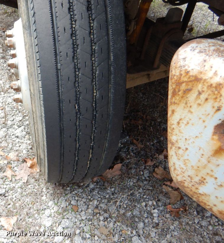 image for item II9957 1997 Ford L8000  dump truck