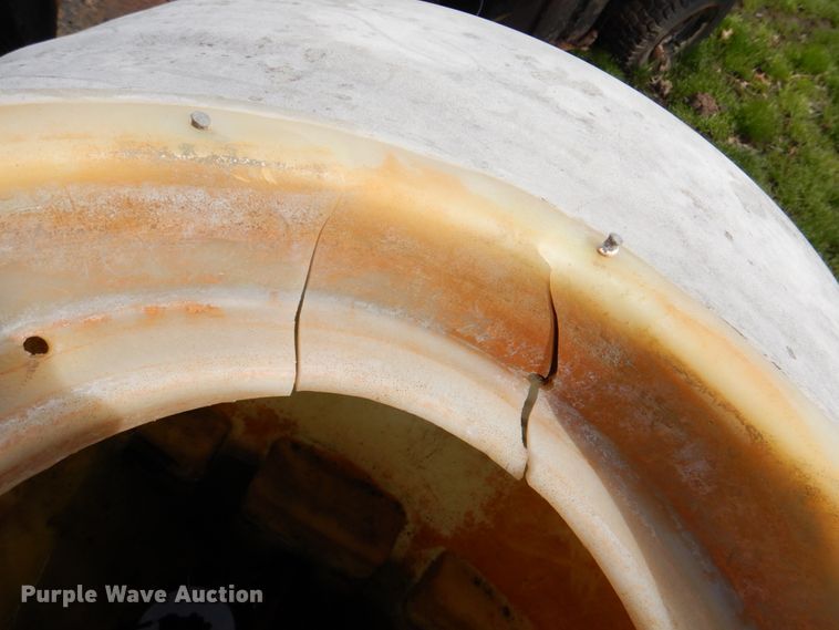 image for item II9963 (2) Broyhill polly tanks