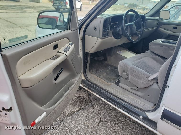 image for item IL9058 2001 Chevrolet Suburban 2500 LS  SUV