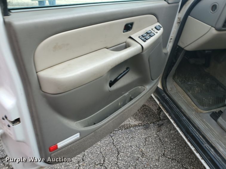 image for item IL9058 2001 Chevrolet Suburban 2500 LS  SUV