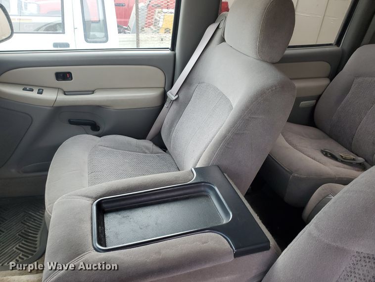 image for item IL9058 2001 Chevrolet Suburban 2500 LS  SUV