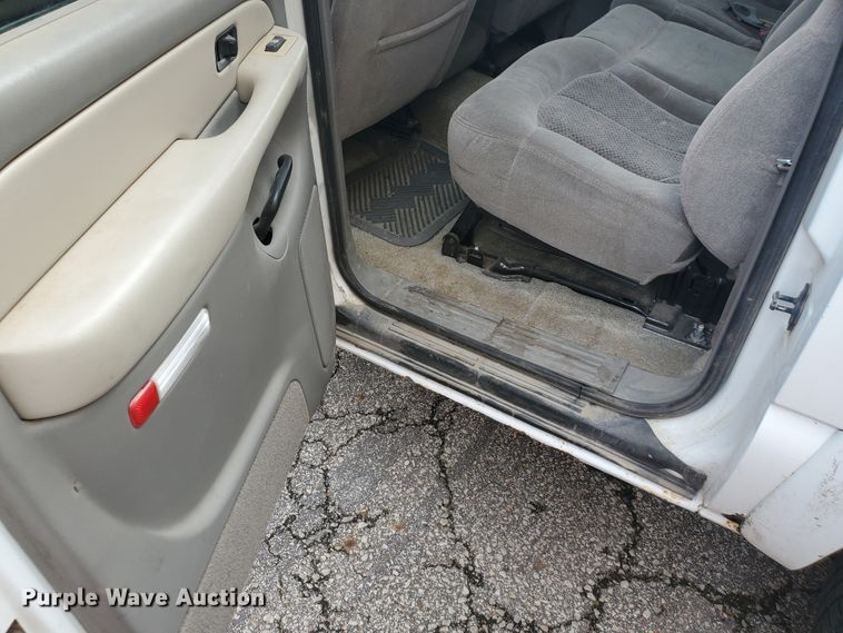 image for item IL9058 2001 Chevrolet Suburban 2500 LS  SUV